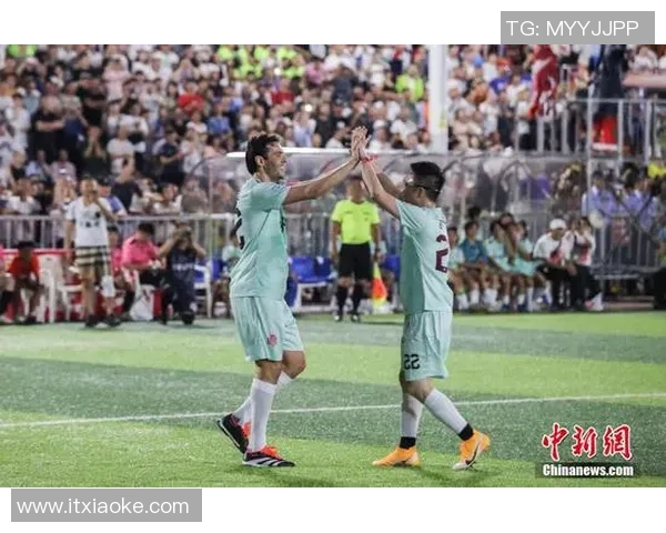 小孩欢乐挑战通过线索来猜出世界著名足球球星名字 小孩欢乐挑战通过线索来猜出世界著名足球球星名字