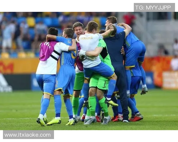 足球球星爆笑瞬间集锦 欢乐时刻引发全场笑声