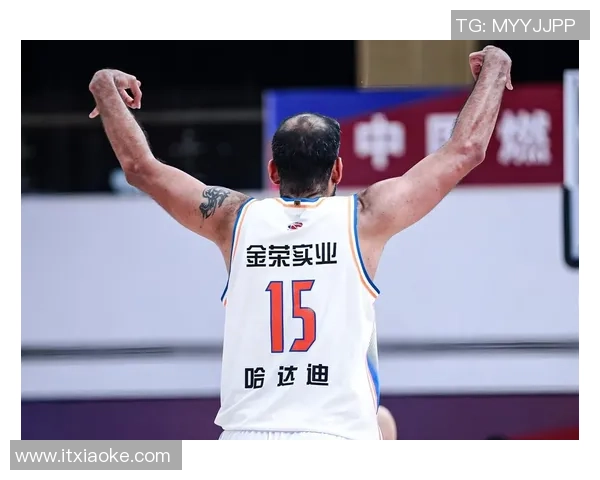 路人凭一身假球星打扮成功骗过众人引发热议球迷大呼意外